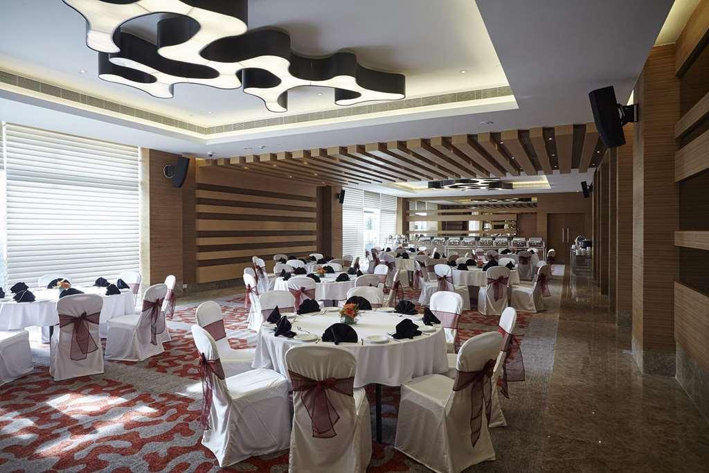 Turyaa Chennai - Omr It Expressway Otel Restoran fotoğraf